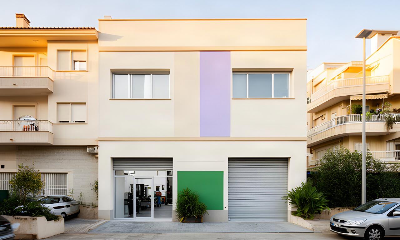 Fachada de un taller de reparación de equipos en Urbanització Campolivar, Valencia, con acceso visible desde la calle